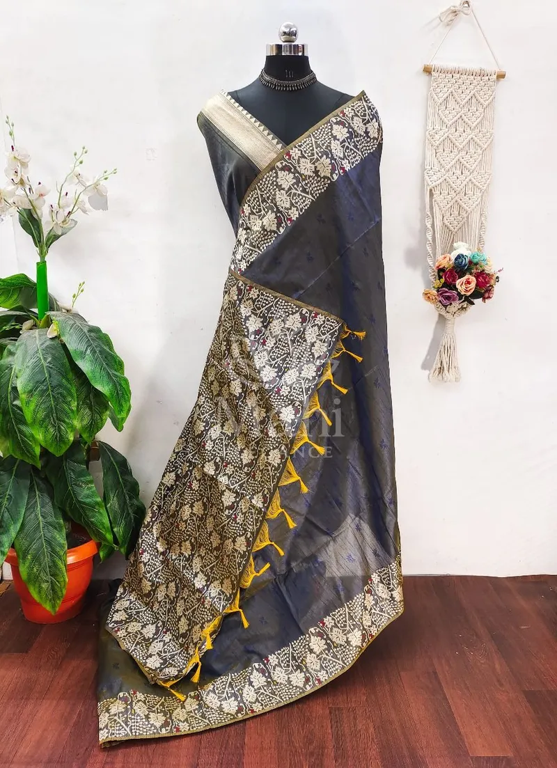Gray Raw Silk Saree, Jamdani Weave with Contrast Pallu — Raw Silk